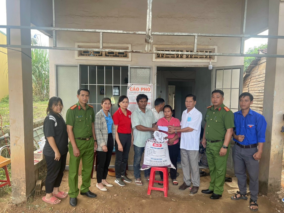 Hỗ trợ các gia đình có hoàn cảnh đặc biệt khó khăn tại xã Ea Uy huyện Krông Pắc